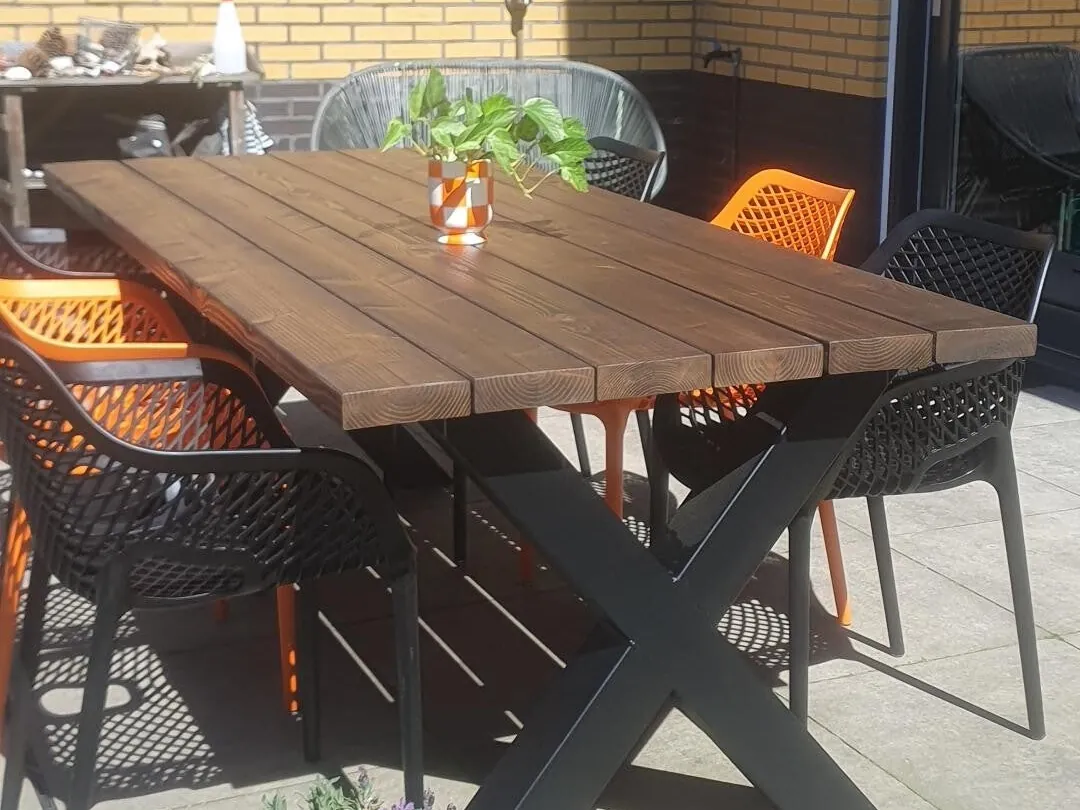 Douglas eettafel met zwart onderstel in de zon, gemaakt door HOUT & HUIS werkplaats