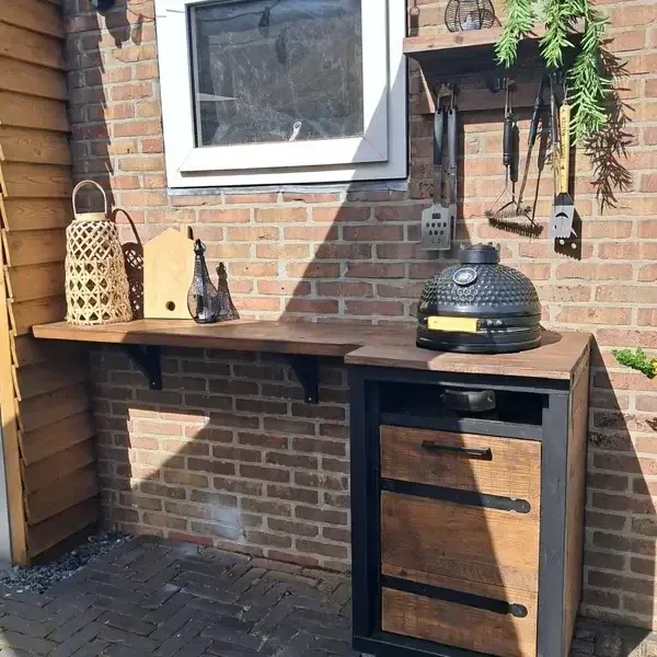 Kamado in een houten tafel: hitte, veiligheid en afstand