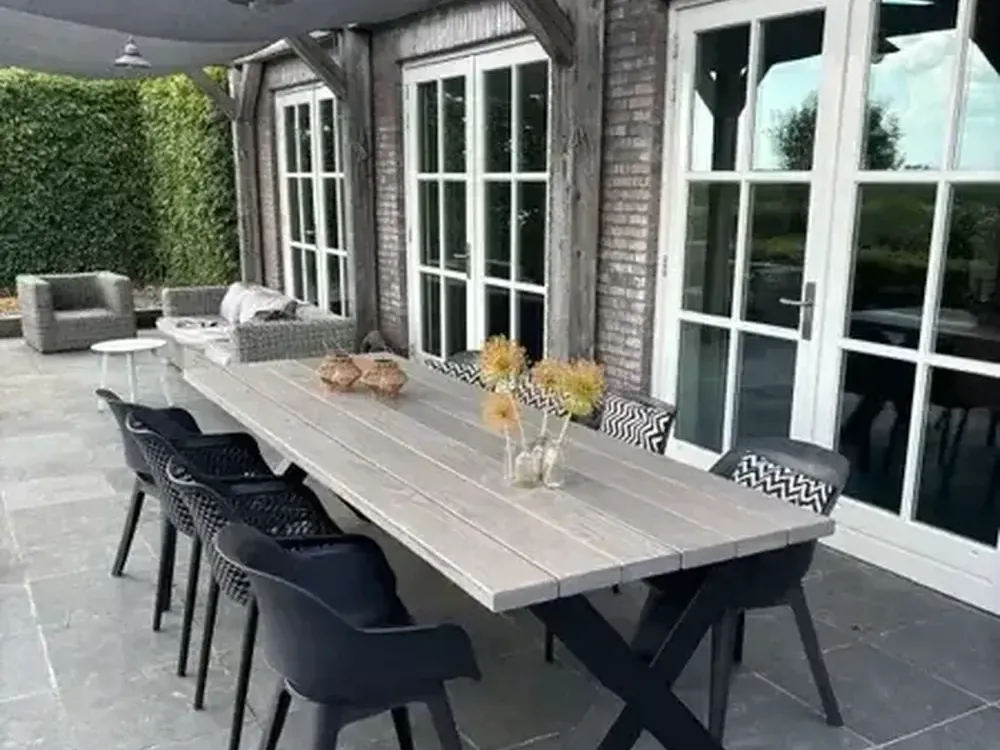 Douglas eettafel voor een lange tuin: detail van het hout en de afwerking